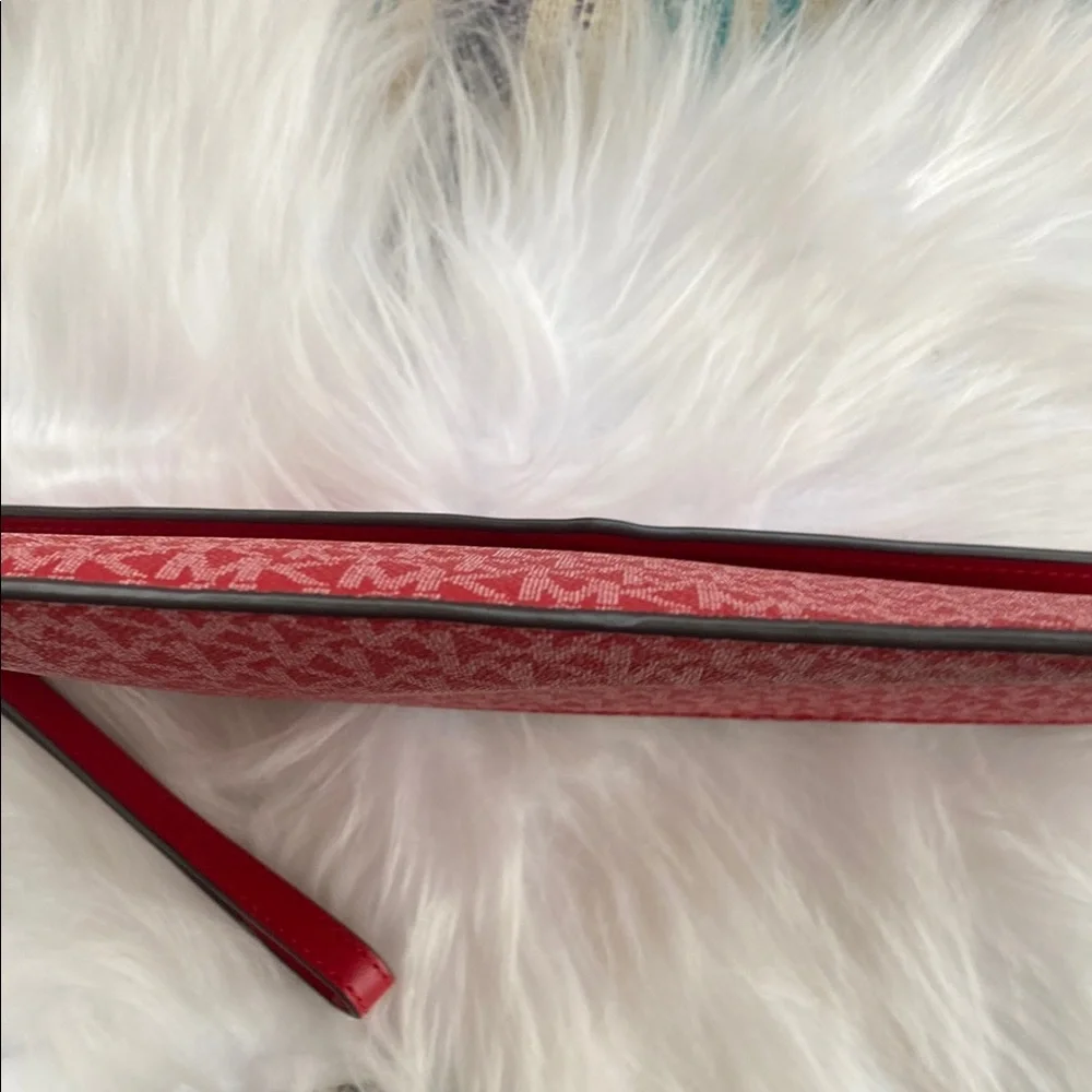 EUC Michael Kors large signature envelope Wristlet Clutch